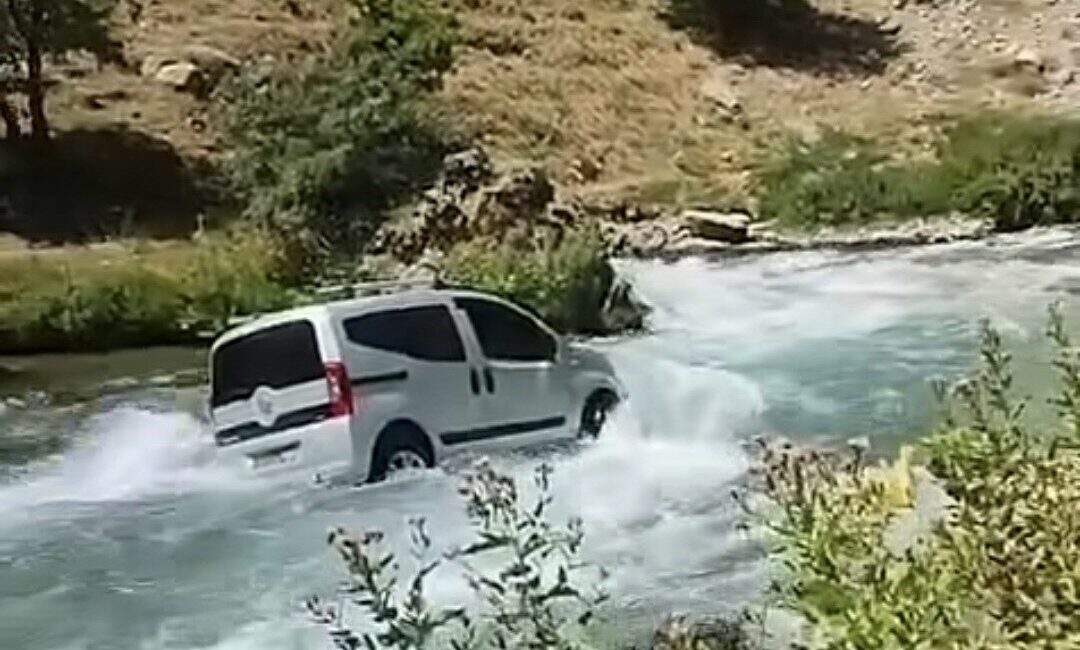 Van’ın Bahçesaray ilçesinde, iddiaya göre el freni çekilmeyen bir kamyonet,