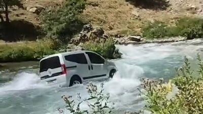 Van’ın Bahçesaray ilçesinde, iddiaya göre el freni çekilmeyen bir kamyonet,
