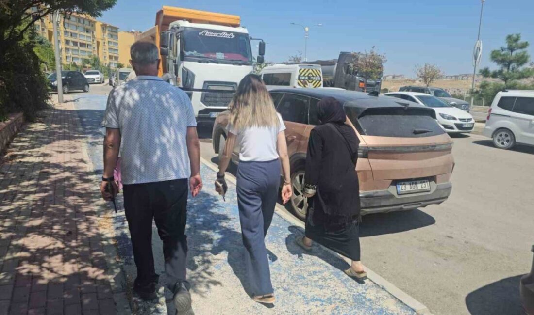 Elazığ Belediyesi Zabıta Müdürlüğü ekipleri, cuma namazı çıkışında dilencilere yönelik