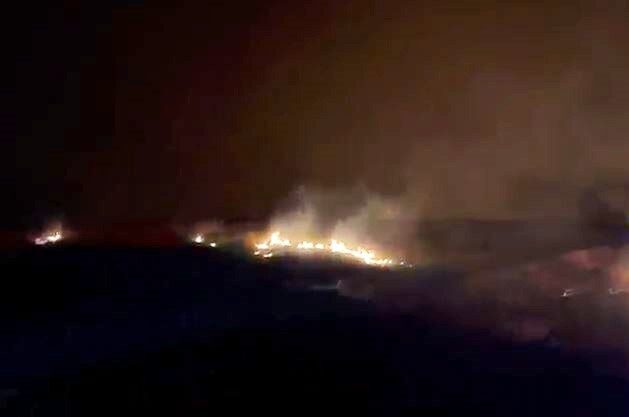 Elazığ’ın Palu ilçesinde gece saatlerinde dağlık alanda başlayan yangın, ekiplerin