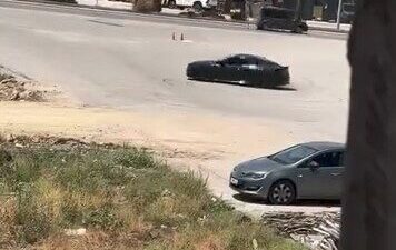Elazığ’da bir sürücü, aracıyla sürekli dönerek drift yaptı. Bu anlar,