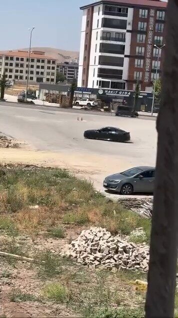 Elazığ’da bir sürücü, aracıyla sürekli dönerek drift yaptı. Bu anlar,
