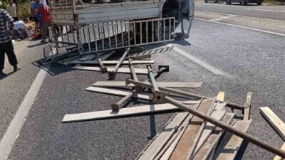 Elazığ’da, inşaat malzemesi taşıyan bir kamyonet takla attı, kaza sonucunda