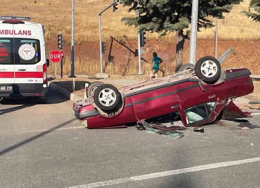 Elazığ-Diyarbakır kara yolunda meydana gelen trafik kazasında, Tofaş marka bir