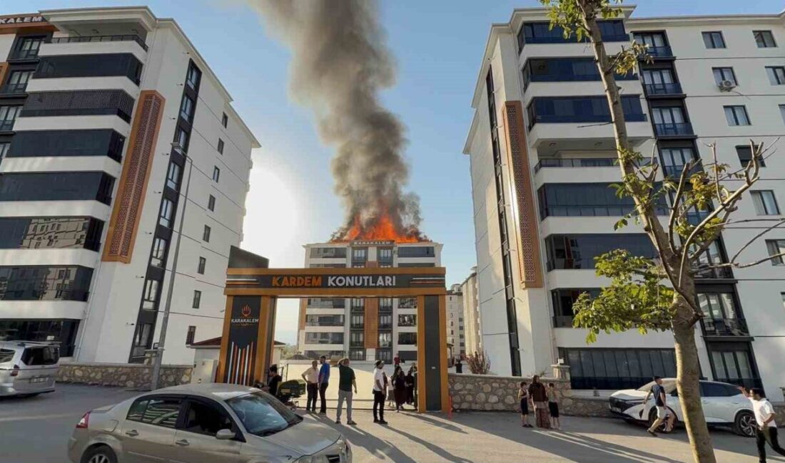 Elazığ’da bir apartmanın çatı katında çıkan yangın, itfaiye ekipleri tarafından