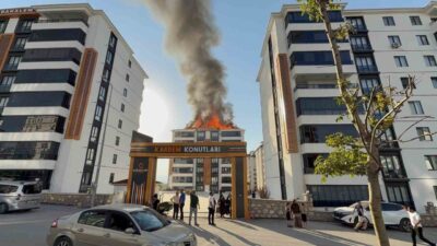 Elazığ’da bir apartmanın çatı katında çıkan yangın, itfaiye ekipleri tarafından