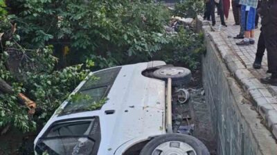 Elazığ’da bir minibüs sürücüsünün kontrolünden çıkarak bir bahçeye uçtu. Olay,