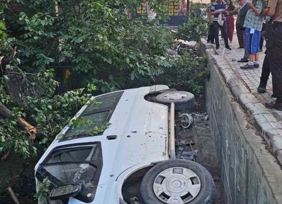 Elazığ’da bir minibüs sürücüsünün kontrolünden çıkarak bir bahçeye uçtu. Olay,