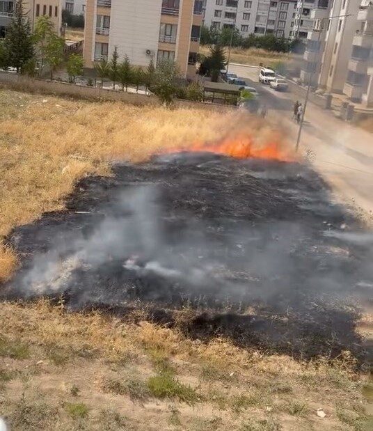 Elazığ’ın Sürsürü Mahallesi’nde, otluk bir alanda meydana gelen yangın itfaiye