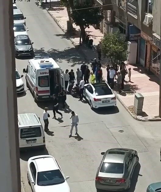 Elazığ’da bir kadın, Namık Çiftçi Caddesi’nde yolun karşısına geçmeye çalışırken