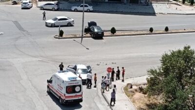 Elazığ’da Ulukent Mahallesi’nde meydana gelen trafik kazasında iki otomobilin çarpışması