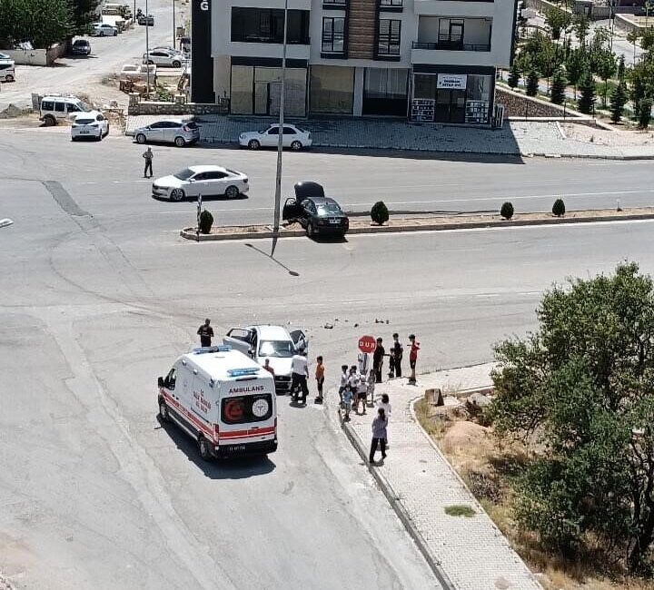 Elazığ’da Ulukent Mahallesi’nde meydana gelen trafik kazasında iki otomobilin çarpışması