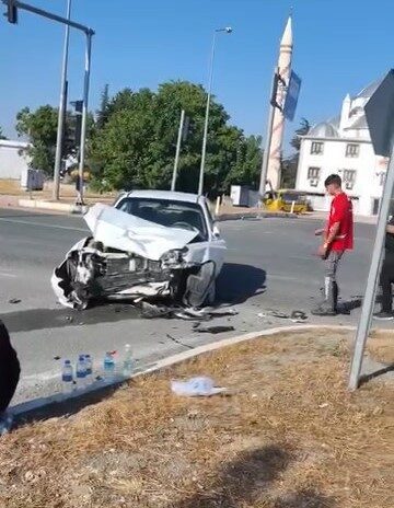 Elazığ’da meydana gelen kazada otomobil ile transit aracının çarpışması sonucunda