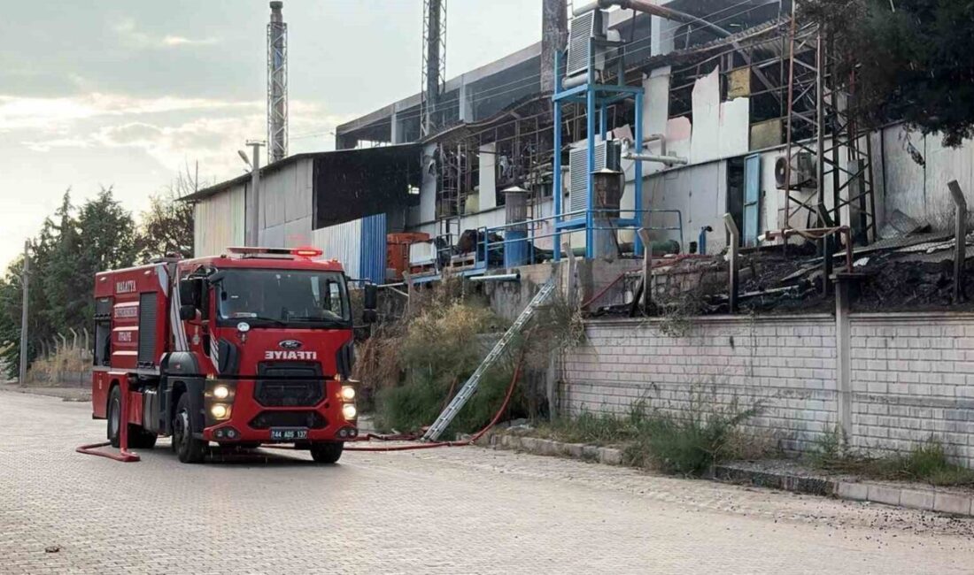 Elazığ’da bulunan bir yalıtım fabrikasında meydana gelen yangın, ekiplerin 3.5