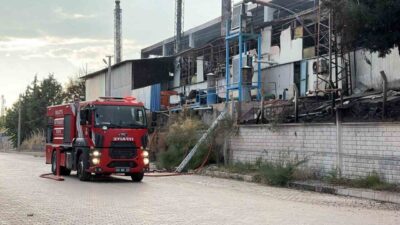 Elazığ’da bulunan bir yalıtım fabrikasında meydana gelen yangın, ekiplerin 3.5
