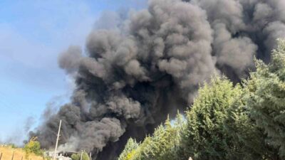Elazığ şehrinde bir yalıtım fabrikasında çıkan yangın sırasında dumanlar, kentin