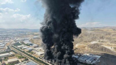 Elazığ’da bulunan Megaboard yalıtım fabrikasında meydana gelen yangın, havadan bir