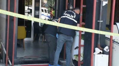 Bartın’ın Ulus ilçesinde dış cephe kaplaması yapan bir usta, elektrik