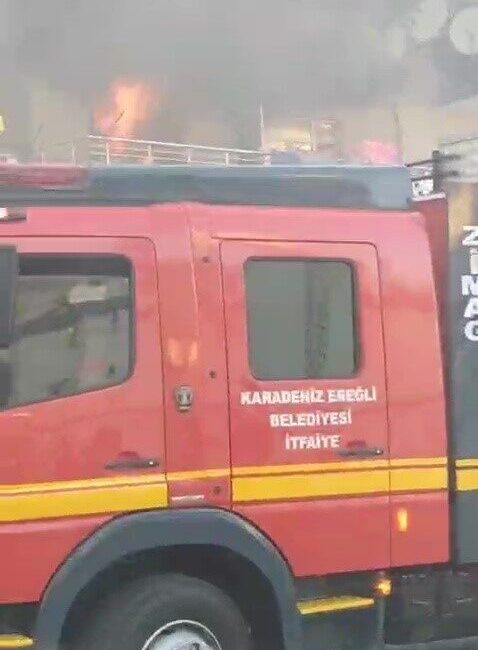 Ereğli ilçesine bağlı Abalı Mahallesi’nde meydana gelen yangında bir ev,