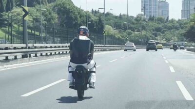 Üsküdar bölgesinde, bir sürücünün tehlikeli yolculuğu cep telefonu kamerasıyla kaydedildi.