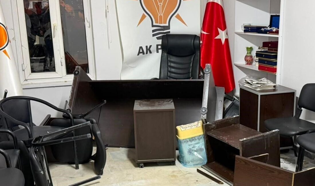Kütahya’nın Emet ilçesinde AK Parti İlçe Başkanlığı binasına bilinmeyen kişi