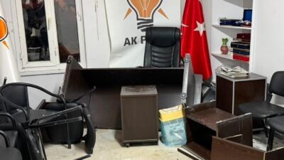 Kütahya’nın Emet ilçesinde AK Parti İlçe Başkanlığı binasına bilinmeyen kişi