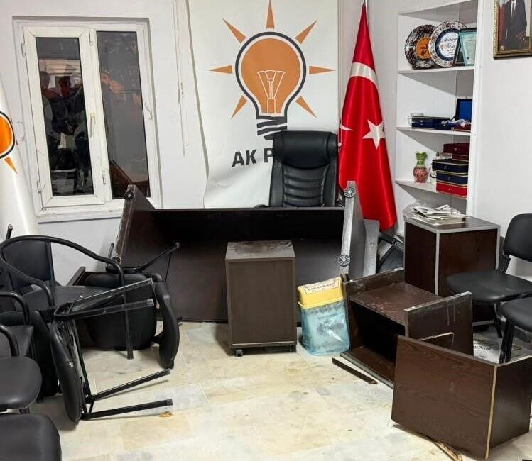 Kütahya’nın Emet ilçesinde, AK Parti İlçe Başkanlığı binasına gece düzenlenen