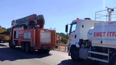 Emet ilçesinde seyir halindeki bir biçerdöverde meydana gelen yangın, müdahale