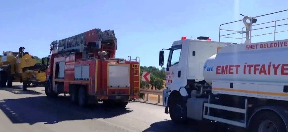Emet ilçesinde seyir halindeki bir biçerdöverde meydana gelen yangın, müdahale