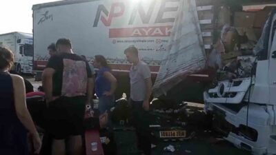 Ceyhan ilçesinde emniyet şeridinde park etmiş bir tıra arkadan çarpan