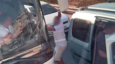 Manavgat ilçesinde meydana gelen olayda, seyir halindeki hafif ticari araçtan