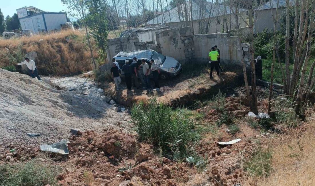 Van’ın Erciş ilçesinde meydana gelen trafik kazasında hafif ticari bir