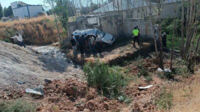 Van’ın Erciş ilçesinde meydana gelen trafik kazasında hafif ticari bir