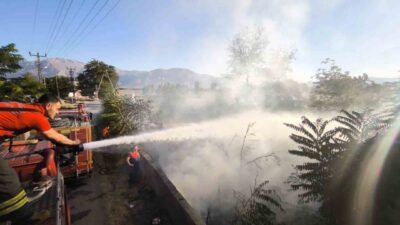 Erzincan’da boş bir arazide çıkan yangın, itfaiye ekiplerinin zamanında müdahalesi