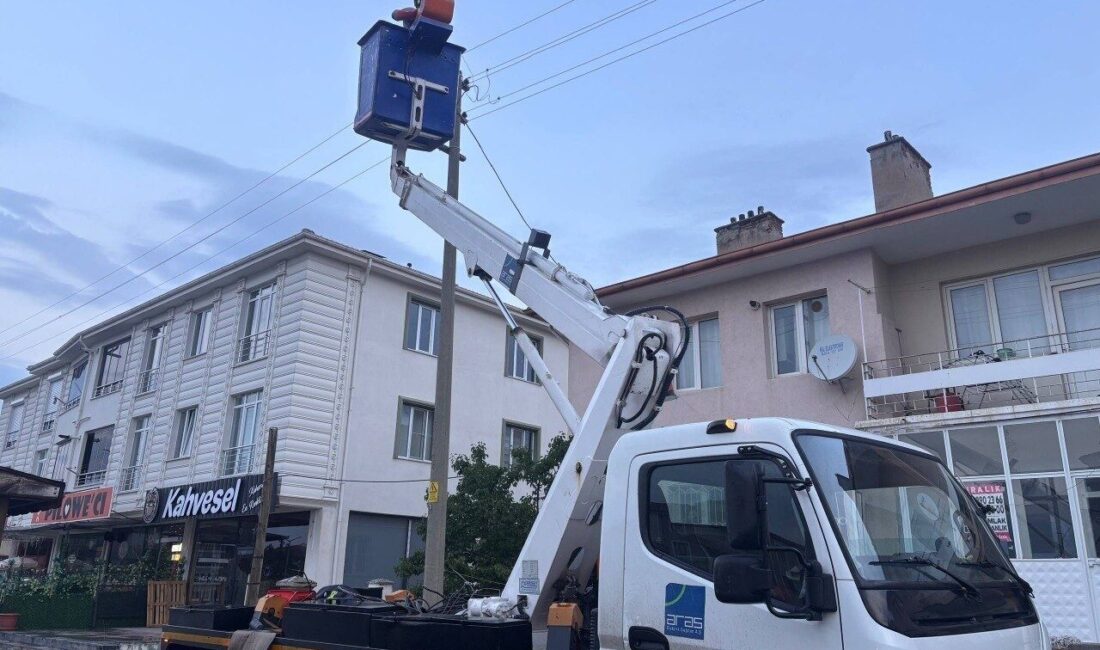 Erzincan’ın Yavuz Selim ve Başbağlar mahallelerinde elektrik direklerinde meydana gelen