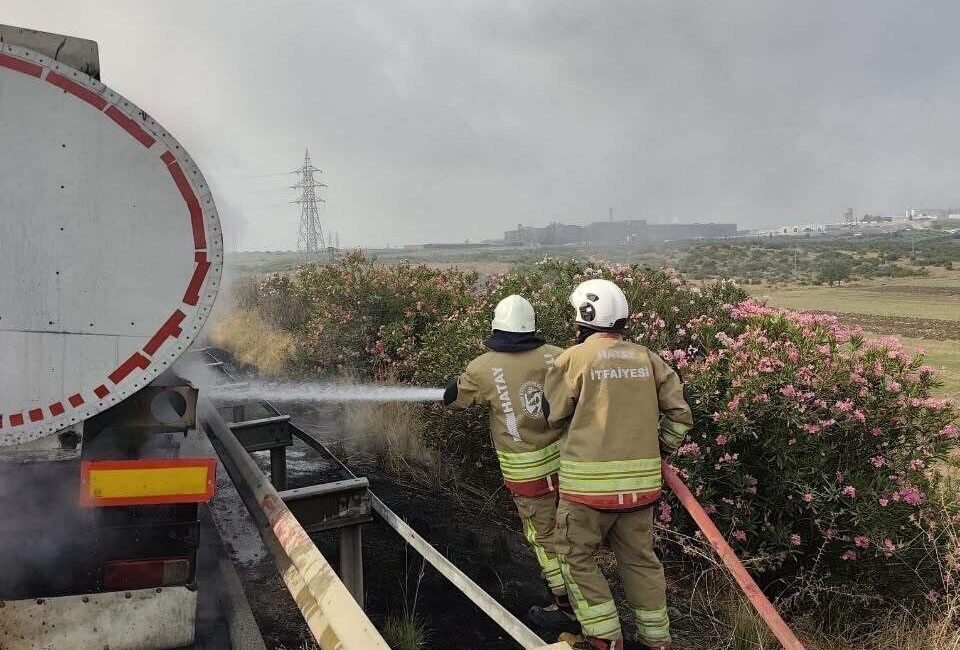 Hatay’da, Erzin-Osmaniye otoyolu üzerinde meydana gelen ve yanıcı madde taşıyan