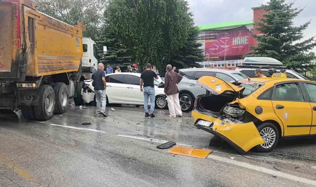 Erzurum’da Atatürk Üniversitesi Kavşağı’nda meydana gelen zincirleme trafik kazasında 10