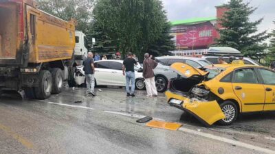 Erzurum’da Atatürk Üniversitesi Kavşağı’nda meydana gelen zincirleme trafik kazasında 10