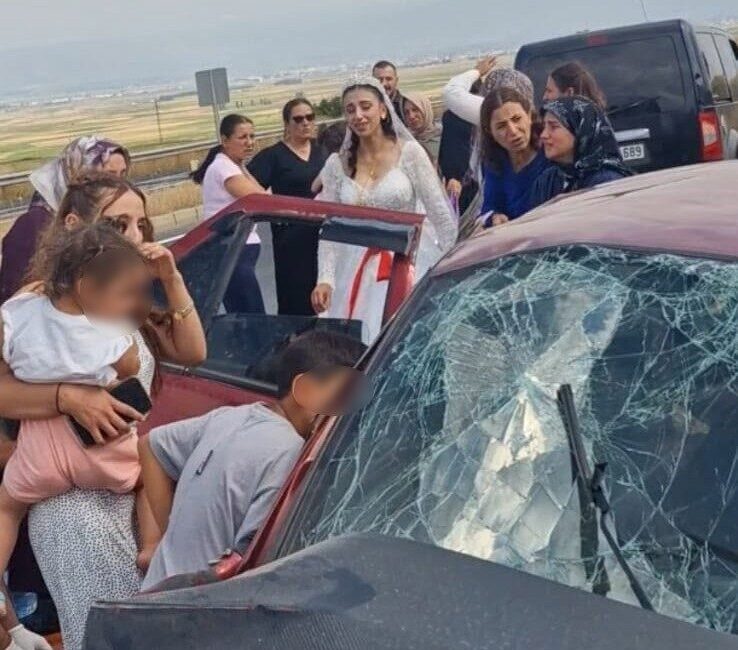 Erzurum’da yaşanan bir trafik kazasında, düğün konvoyuna ait araçların karıştığı