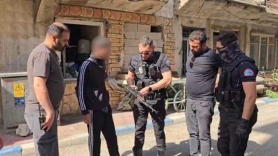 Erzurum’un Yakutiye ilçesinde kar maskesi takmış ve silah taşıyan bir