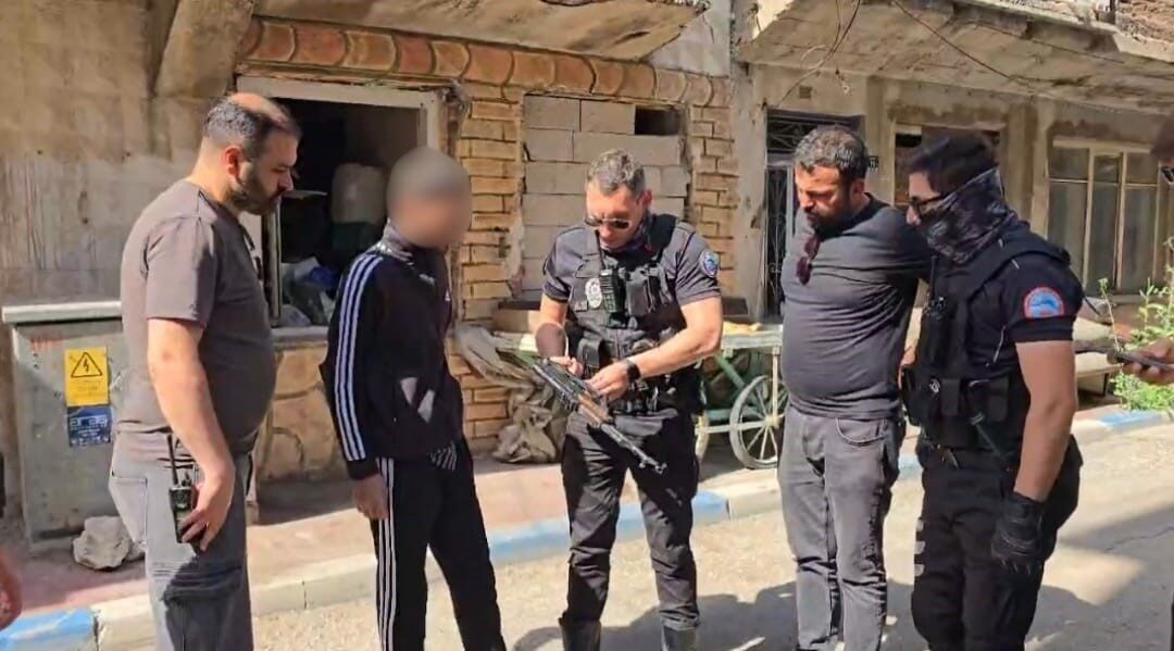 Erzurum’un Yakutiye ilçesinde kar maskesi takmış ve silah taşıyan bir