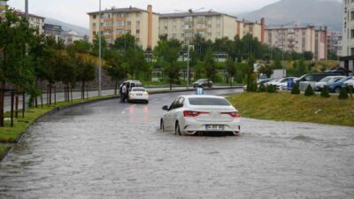 Erzurum’da meydana gelen şiddetli yağışlar, su baskınlarına ve trafik sorunlarına