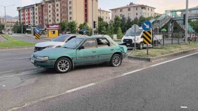 Erzurum’da meydana gelen zincirleme trafik kazasında üç araç karıştı ve