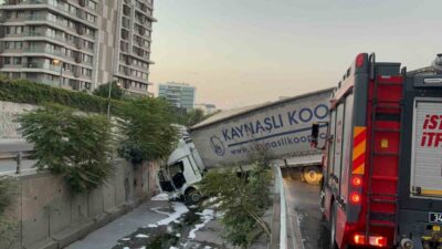 Esenler ilçesinde seyir halinde olan bir tır, direksiyon kontrolünü yitirerek
