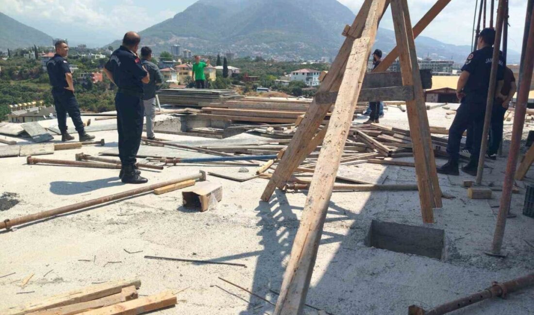 Alanya ilçesindeki bir şahıs, evinde eşini ve kayınvalidesini bıçaklayarak yaraladıktan