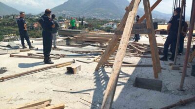 Alanya ilçesindeki bir şahıs, evinde eşini ve kayınvalidesini bıçaklayarak yaraladıktan