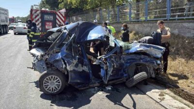 Eskişehir’de Zümrüt Caddesi üzerinde meydana gelen zincirleme trafik kazasında bir