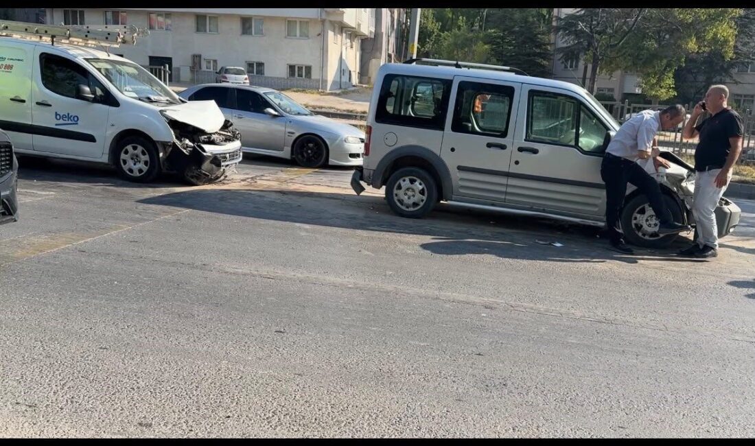 Eskişehir Tepebaşı ilçesinde, Ankara istikametinde meydana gelen zincirleme trafik kazasında