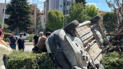 Eskişehir’de bir ticari aracın kontrolden çıkarak yol kenarındaki ağaca çarpması