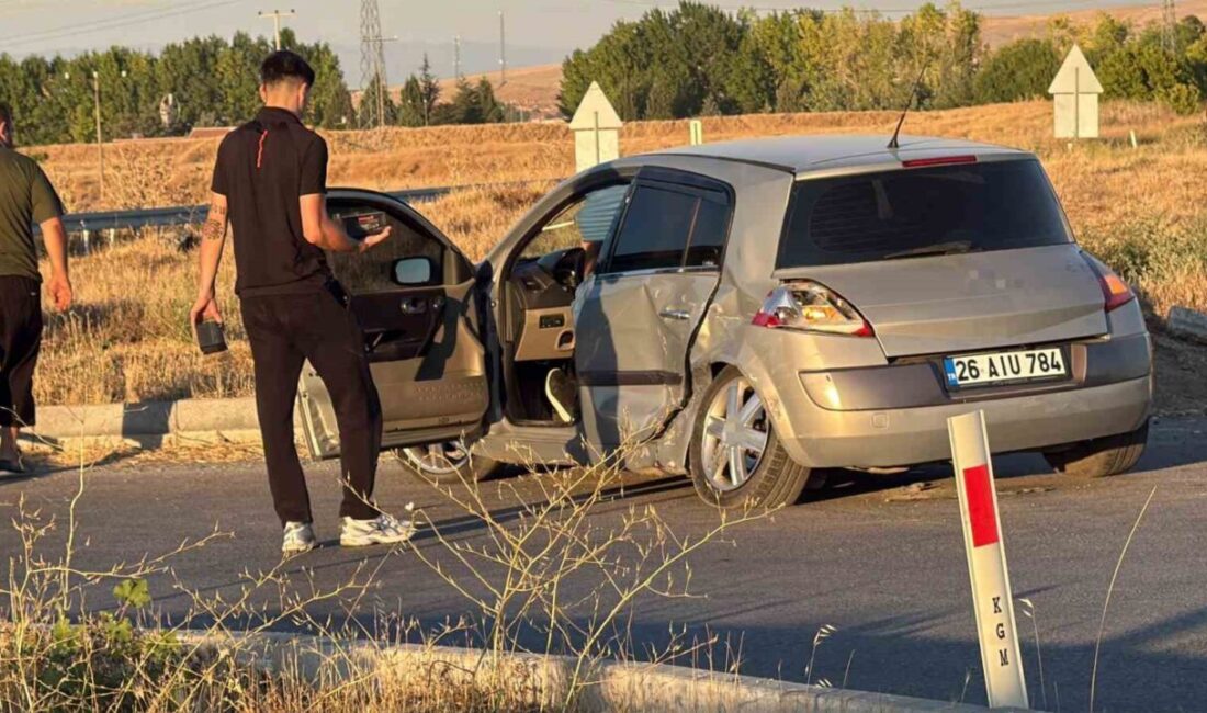 Eskişehir’de meydana gelen trafik kazasında, iki aracın kavşakta çarpışması sonucu